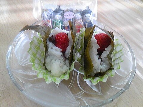 もち米で作るいちご付きの桜餅